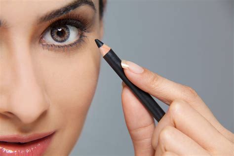 apply eyeliner step  step tips  liquid  pencil eyeliner southern living