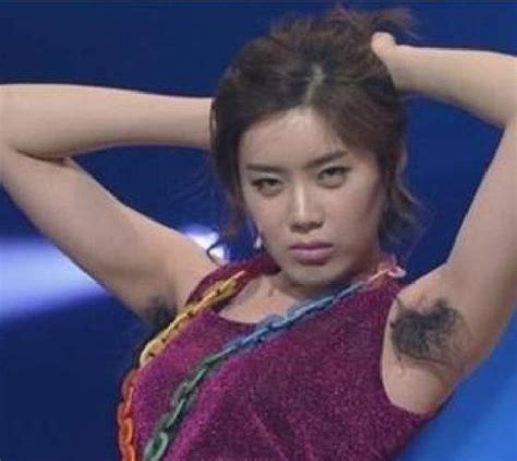 double arm of little sister of tea with milk holds high beautiful armpit hair liu yifei is not