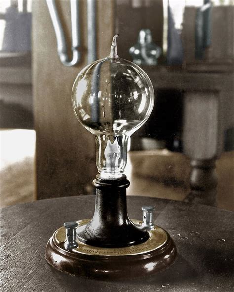 edisons light bulb  na replica    successful incandescent lamp invented  thomas