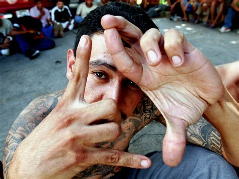 surenos  gang hand signs