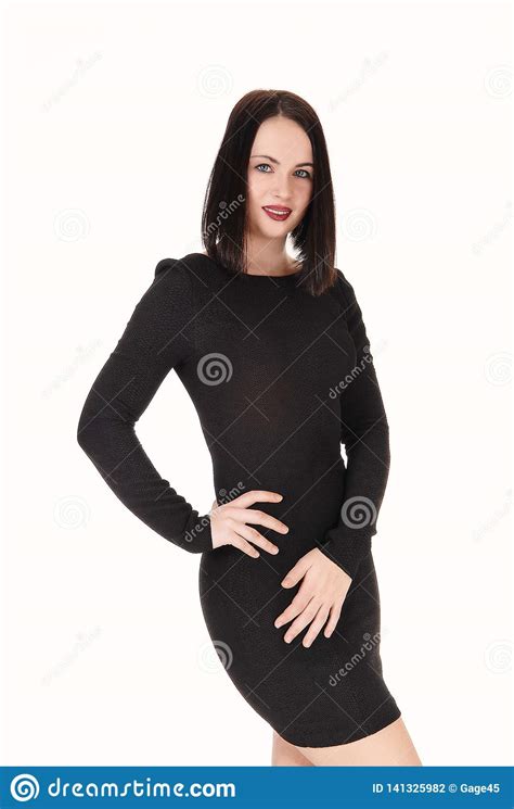 vrouw die zich  een zwarte strakke kleding bevinden stock foto image  achtergrond cijfer