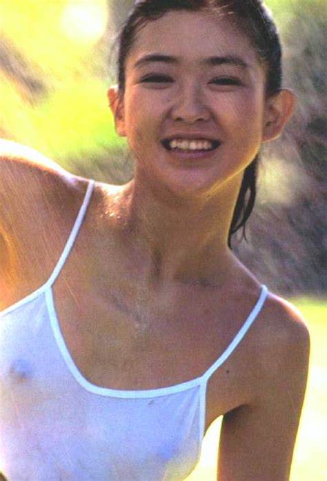 女優の紺野美沙子さんの有名な、セクシーなオッパイ画像です