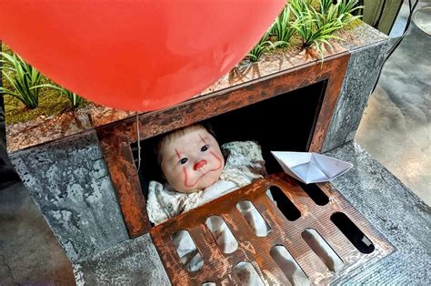 taiwanese baby girl dressed   pennywise  clown