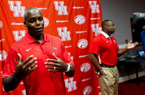 carl lewis wants to give back volunteers as coach at uh