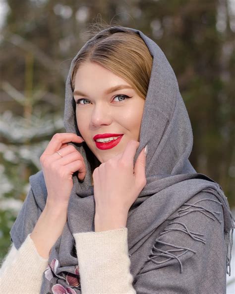 Зимняя фотосессия Девушка с красной помадой Fashion Hijab