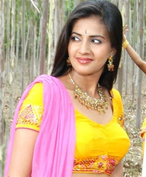 anuradha mehta hot and sexy in saree veethi