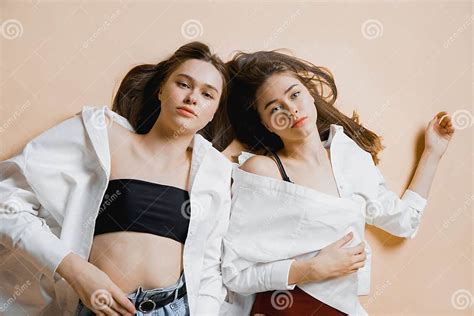 Mode Modelle Zwei Schöne Nackte Mädchen Der Schwesterzwillinge Die
