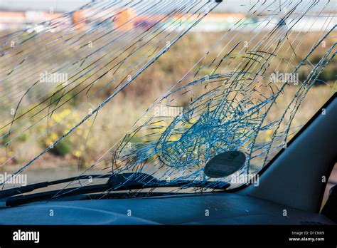 kaputtes autofenster nach einem unfall stockfotografie alamy