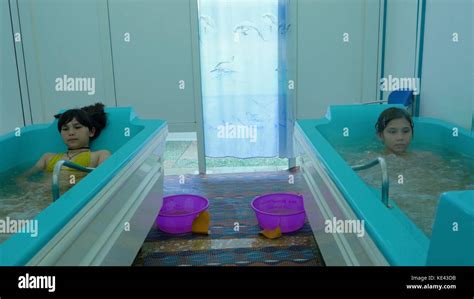 attraktive junge mädchen baden in einer badewanne in einem