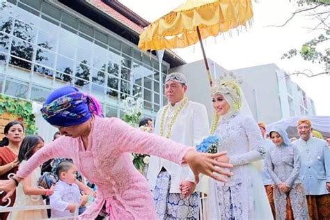 Mengenal Mapag Panganten Tradisi Pernikahan Adat Sunda Yang Dijalani