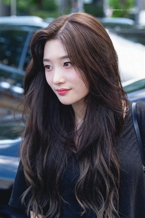 Pin By 𝐿 𝐸𝓃𝒶 On Dias Chaeyeon Long Hair Styles Korean Long Hair