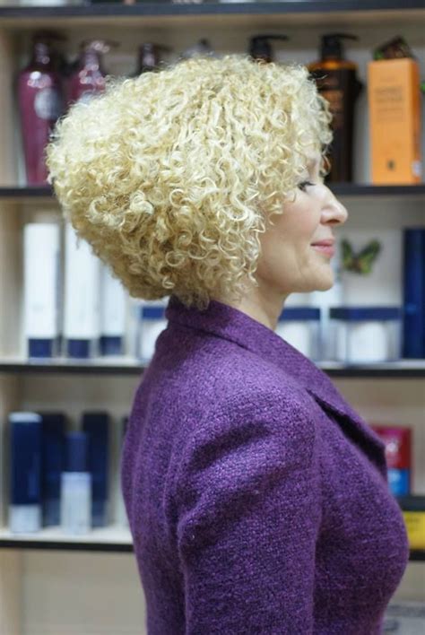 Super Tight Perm In A Stacked Bob Style Idées Cheveux