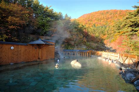 【群馬・草津温泉】草津温泉 西の河原露天風呂 日本最大級の露天風呂で広々紅葉露天を満喫。夜は西の河原公園とともにライトアップも おんせんニュース