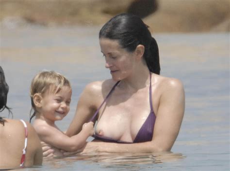 courteney cox nue dans beach babes