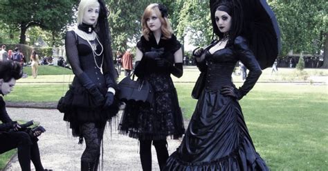 how to dress according to your gothic type