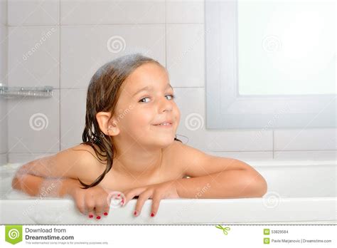 mädchen in einer badewanne stockfoto bild 53829584