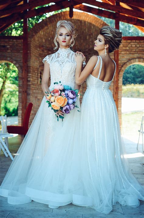 photo woman  white lace wedding dress holding flower bouquet