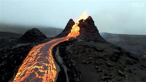 video notable  dron filma el crater de  volcan en plena erupcion mdz
