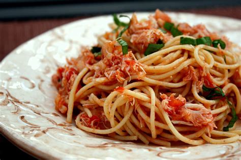 pasta  fresh crabmeat tomato  basil  italian table