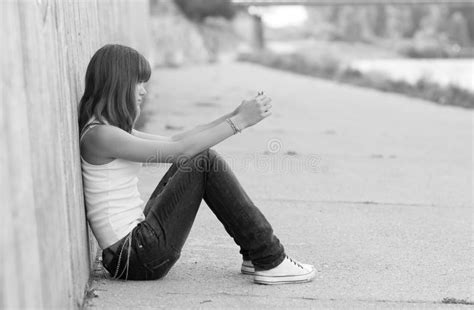 坐在城市环境里的孤独的女孩 库存照片 图片 包括有 女孩 创伤 细分 逗人喜爱 ，并且 查出 50105986