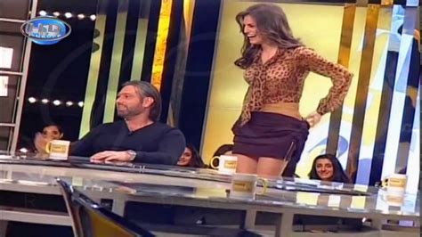 ‫ماريا فرح ملكة جمال لبنان 2011 تشلح ملابسها على الهوا
