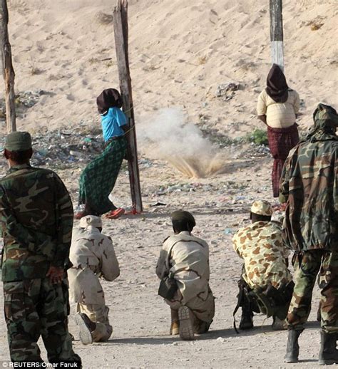【画像が映画並】ソマリア で任務失敗の元政府兵士を柱に縛り付け至近距離で銃殺 ログ速 2ちゃんねる net