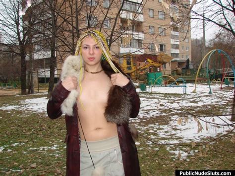 insolent girl dares to show her nude tits and puss in the cold street pichunter