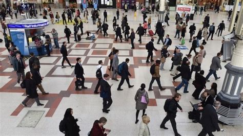 net migration to uk rises to 333 000 second highest on record bbc news