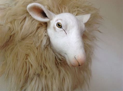 van wol gemaakte schapenkop door paulien sijtsema poort naaldvilten vilt wol