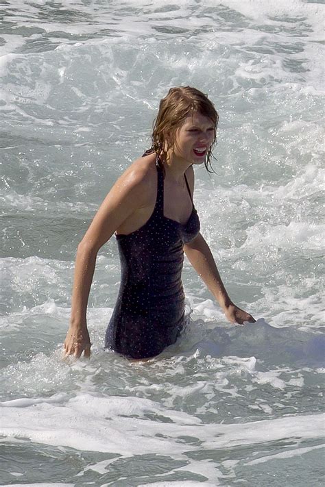 Taylor Swift In A Swimsuit At The Beach In Maui January