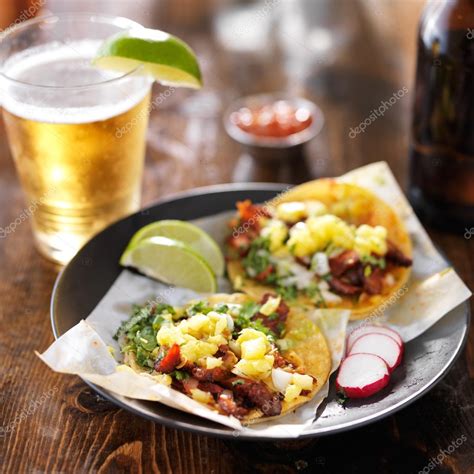 Tacos De La Calle Mexicana Con Cerveza — Fotos De Stock
