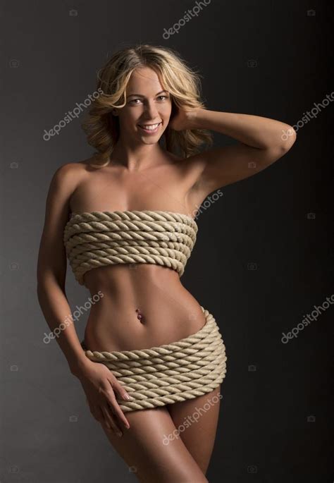 сексуальная белокурая женщина с юбкой веревки сзади