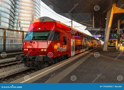 treinstation  wenen oostenrijk centraal centrum van wenen hauptbahnhof nieuwe moderne trein