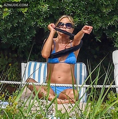 jennifer aniston sexy toned bikini body by the pool in