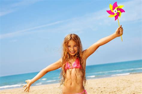 Blij Dat Meisje Glimlacht Op Het Strand Op Bikini Met Een Wiel Stock