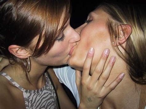 kissing amateur girls