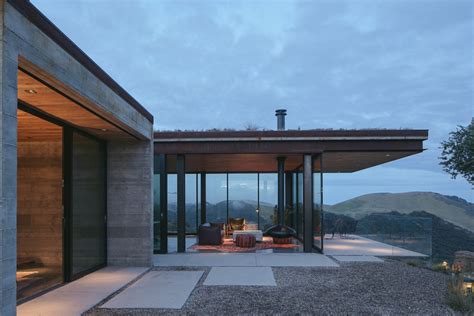 spectacular  grid house cantilevers  californias rocky landscape