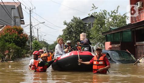Foto Gaya Nikita Mirzani Saat Terjang Banjir Di Ciledug Indah Foto