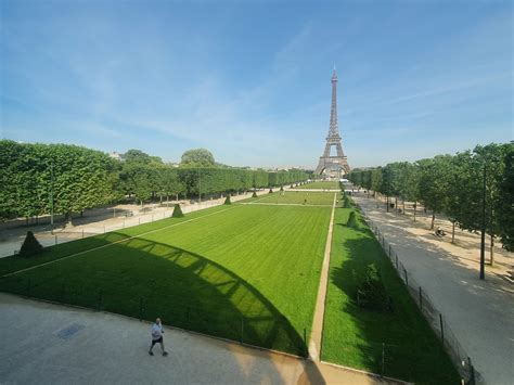 paris le champ de mars  remplace sa pelouse par rien cest