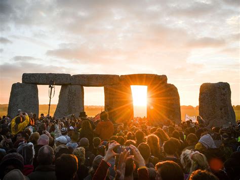 summer solstice 2016 thousands travel to stonehenge for the longest day of the year the