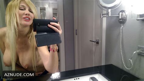 Nadeea Volianova Topless Selfies In Cosmopolitan Hotel In