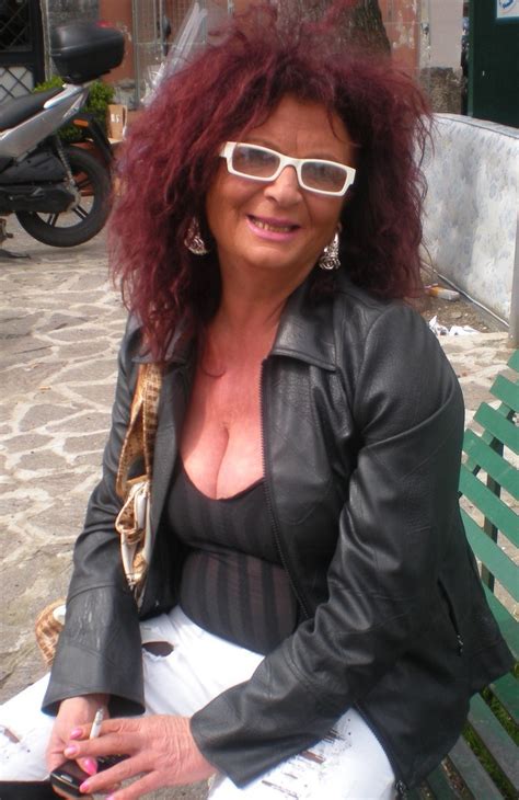 amateur proud saggy grannies nice cleavage 42 all with glasses high