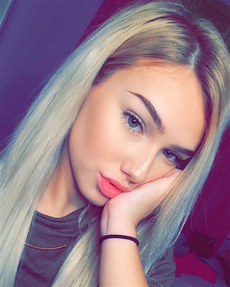 mollyomalia instagram blonde girl selfie pretty blonde