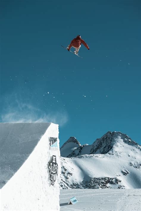 big air  mechanics  skiers  snowboarders landing  jumps