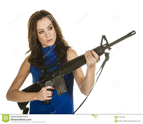 Mujer Joven Con El Rifle De Asalto Foto De Archivo