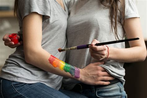 close up młodej pary lesbijek z pędzlem i farbą akrylową zdjęcie premium