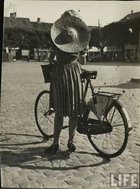 30 Interesting Vintage Photographs Of Women Posing With