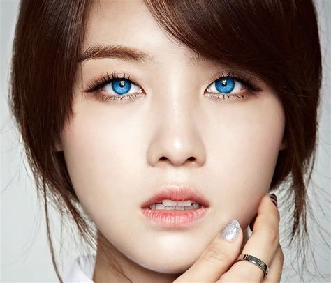 15 photos reveal how idols would look with blue eyes