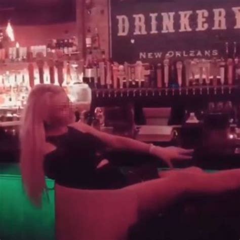 Man Makes Reddit’s Trashy For Sucking Girlfriend’s Toes At Bar The