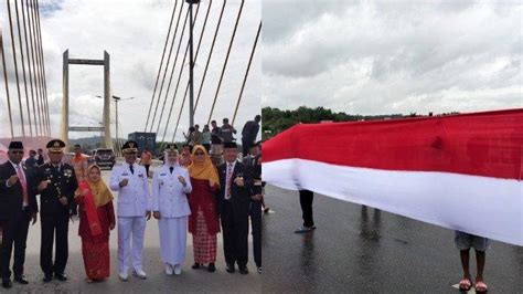 pemuda kibarkan bendera merah putih sepanjang  meter  jembatan teluk tuai pujian wali kota
